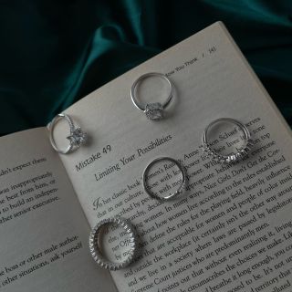 Každý prsten má svůj příběh, stejně jako každá stránka v knize. Který příběh si dnes napíšeš Ty? ✨ #silverjewelry...
