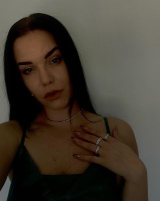 Trocha stříbra. Spousta sebevědomí. Šperky, které Ti připomenou, kdo tady září ✨ Objev svou novou oblíbenou kolekci na...